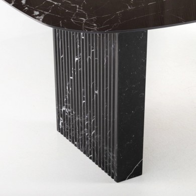 Table LINEAR avec plateau en forme de tonneau en marbre de